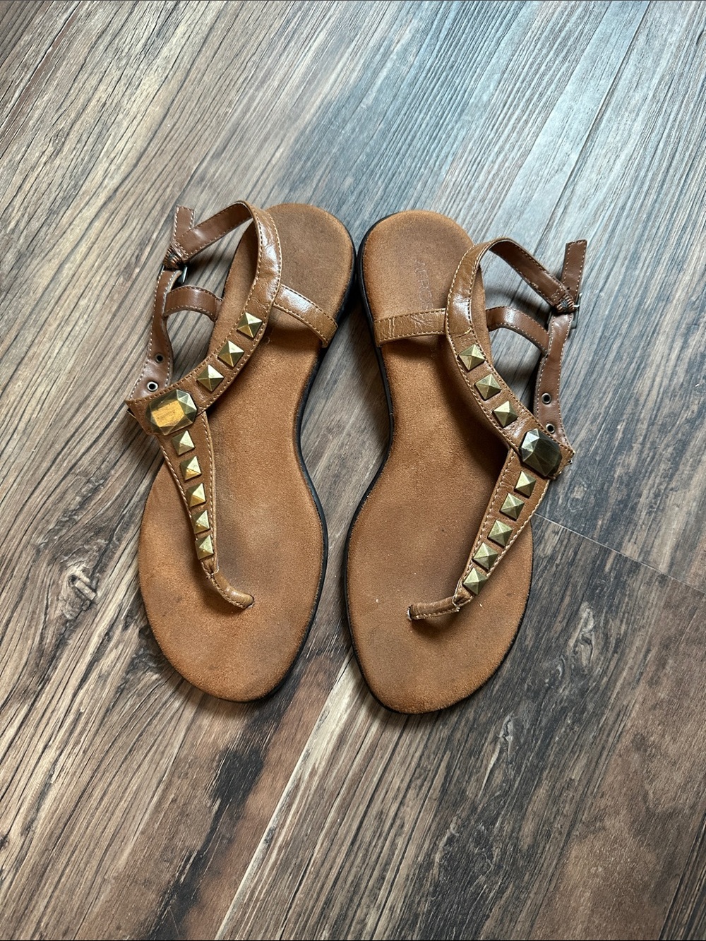 aerosoles Soho Tan Sandal with Gold Pyramid Studs